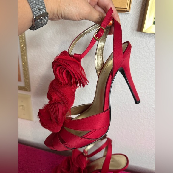 AUDREY BROOKE Scarlet Red Heels, Rose Accents 🌹 (Size 8.5) - Picture 10 of 11